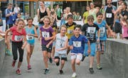 Mit vollem Einsatz und unter Anfeuerungsrufen starteten die Dritt- bis Sechstklässler in den Heldenlauf durch das Schüllenquartier. (Bilder: Remo Zollinger)