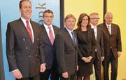 Stehen für den Erfolg zusammen: Die Verwaltungsräte der Clientis Bank Oberuzwil Ralph Wyss, Josef Hardegger, VR-Präsident Heinz Jost, Karin Bühler, Adrian Müller (Vorsitzender Geschäftsleitung) sowie Ernst Dobler-Harder (von links). (Bild: bn.)