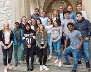 Schülerinnen und Schüler, welche eine Vorlehre absolvieren, erhielten von Mitgliedern der JCI Kammer Toggenburg relevante Tipps für kommende Bewerbungs- oder Vorstellungsgespräche. (Bild: PD)