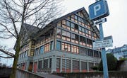 Die Parkierzeiten wurden eingeschränkt. (Bild: rr)