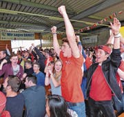 Die Fans bejubeln den Schweizer Ausgleichstreffer. (Bild: Ulrike Huber)