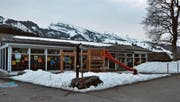 Der Pavillon mit Schulzimmern in Wildhaus wird durch einen Neubau ersetzt. Während der Bauzeit, die im Spätfrühling beginnt, wird das Gebäude umplatziert und weiterhin benutzt. (Bild: Sabine Schmid)