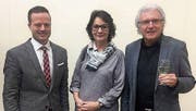 Anfang Dezember ehrte Gemeindepräsident Bruno Seelos (links) Jolanda und Peter Sonderegger für ihre Filme über Berneck. (Bild: pd)