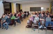 Rund 50 Personen liessen sich am Mittwochabend an der Neugasse zu den Schulbauten informieren. (Bild: Beat Lanzendorfer)