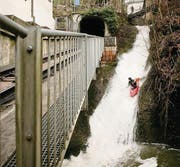 Abschluss der Kajakfahrt ins Becken unterhalb der Mülenenschlucht. (Bild: pd)