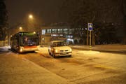Ein Autofahrer überholte den Bus und übersah die Fussgängerin. (Bild: Stapo SG)
