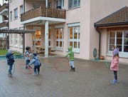 Anfang nächsten Jahres ziehen die beiden Kindergartenklassen vom Schlossgarten ins Schulhaus Brühlacker. (Bild: Urs Bänziger)