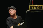 «Das ist eine Elbsegler-Mütze»: Andreas Krämer zieht mit seinen Zuhörern versoffen durch nächtliche Hafenkneipen. (Bild: Michel Canonica)