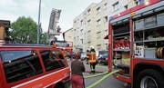 Drei Feuerwehren mit 60 Mann standen im Einsatz. Die Bienenstrasse war gesperrt. (Bild: Philipp Stutz)