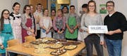 Anika Jäggi erhält 500 Franken von der Bemer-Hilft-Stiftung für ihr Backprojekt, bei dem ihre Mitschüler kräftig halfen. (Bild: pd)