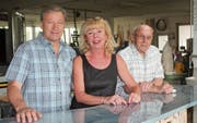 Peter und Esther Helbling haben die Schreinerei an der Wilerstrasse Ende der 90er-Jahre von Vater Sepp Helbling übernommen. Der heute 90-Jährige ist nach wie vor täglich im Unternehmen, verrichtet diverse Tätigkeiten oder erledigt Besorgungen. (Bild: Andrea Häusler)