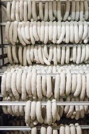 Bratwürste der Metzgerei Schmid in St.Gallen. (Bild: Mareycke Frehner)