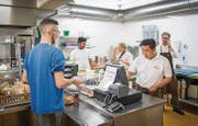 Im Personalrestaurant der Firma Schott arbeiten seit einem halben Jahr Flüchtlinge. (Bild: Urs Bucher)