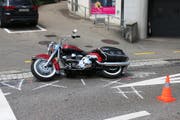 Der Motorradfahrer verletzte sich beim Sturz. (Bild: Stapo SG)