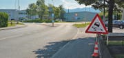 Der Fahrbahnbelag im Kreisel Hauptstrasse/Neudorfstrasse (Baumgarten-Kreisel) ist für Velo- und Motorradfahrer zu rutschig. Deshalb ist vorgesehen, den Belag ab dem 7. Juli zu erneuern. (Bild:)
