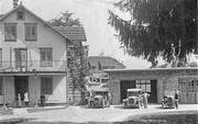 Die Garage Zünd Ende der Zwanzigerjahre mit dem stolzen Gründerpaar Niklaus Zünd (2. v. r.) und Marie Zünd (2. v. l.). (Bild: pd)