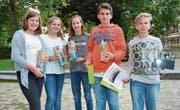 Die Gewinner, von links: Sara Scherrer, schönstes Kunstobjekt, Michelle Scherrer und Melanie Giezendanner, schönstes Solarauto, sowie Arlind Islami und Rafael Gadient, schnellstes Solarauto. (Bilder: Beat Lanzendorfer)