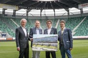Sie repäsentieren die neue Partnerschaft: (v.l.) Dölf Früh (FCSG-Verwaltungsratspräsident), Franz With (Geschäftsleiter Kybun AG), Pascal Kesseli (CEO FCSG Event AG) und Karl Müller (Geschäftsleiter Kybun AG). (Bild: Michel Canonica)