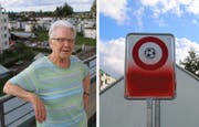 Anneliese Adolph und die besprayte Tafel in Wittenbach. (Bild: Angelina Donati)