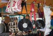 Recyclingmode: Handtaschen aus alten Schallplatten. (Bild: Ralph Ribi (Ralph Ribi))