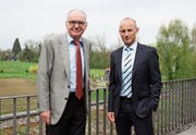 Alter und neuer Chef: Robert Baldinger (links) und Peter Gmünder vor dem Bioforce-Land. (Bild: Christof Lampart (Roggwil, 6. April 2017))