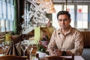 Cesar Butt in der Gaststube des «Hirschen» in Wittenbach. Nun hat er den «Sonnenhof» als Zweitbetrieb gepachtet. (Bild: Michel Canonica)