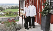 Gino Kobi und Ramona Eigenmann vom «Landhaus» freuen sich über 14 Gault-Millau-Punkte. (Bild: Susi Miara)