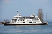 Die Autofähre Romanshorn beim Verlassen des Hafens. (Bild: Reto Martin (6. April 2006))