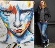 Tanja Strausak mit einem ihrer Bilder. (Bild: PD)