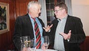 Der zurückgetretene Präsident des Ortsbürgerrates, Hannes Specht (links), und sein Nachfolger Hans Fässler.