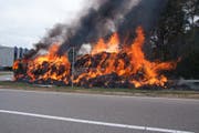 Der Lastwagen mit der Stroh-Ladung brannte vollständig aus. (Bild: Kapo/SG)