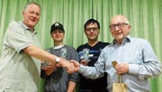Präsident Basil Rainolter (links) gratuliert dem Tenor Hanspeter Kobelt (rechts) zum Ehrenmitglied und begrüsst als neue Vereinsmitglieder Silas Benz (Mitte, links) und Walter Trochsler (Mitte, rechts). (Bild: pd)
