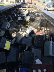 Aus diesen Autobatterien trat Säure aus. (Bild: Zollverwaltung)