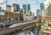 Ein Shinkansen-Hochgeschwindigkeitszug durchpflügt das Tokioter Einkaufs- und Vergnügungsviertel Ginza. (Bild: Getty (Tokio, 28. November 2012))