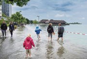 Die Rorschacher Seeuferpromenade zieht viele Schaulustige an, die ihre Freude am – bis gestern noch harmlosen – Hochwasser haben. (Bild: Urs Bucher)