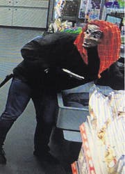 Bei seinem ersten Überfall war der Täter mit einer Pistole bewaffnet und trug eine auffällige Fasnachts-Hexenmaske. (Bild: PD)