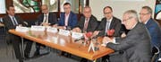 Von der ersten Agglokonferenz zur Medienorientierung zur Verbindung der Rheintaler Autobahnen, von links: Reto Friedauer (Präsident Verein Agglomeration Rheintal), Jürg Röthlisberger (Direktor Bundesamt für Strassen Astra), Ralph Dietsche (Medienbeauftragter), Thomas Ammann (Präsident Verein St. Galler Rheintal, Mitglied nationalrätliche Verkehrskommission), Marc Mächler (Regierungsrat Kanton St. Gallen), Karlheinz Rüdisser (Landesstatthalter Land Vorarlberg) und Günter Fritz (Projektleiter Asfinag Bau Management GmbH). (Bild: Monika von der Linden)