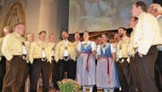 Sänger und die Jodlerinnen des Churfirstenchörli überzeugen mit bekannten und neuen Liedern. (Bilder: Adi Lippuner (Alt St. Johann, 22. Oktober 2016))