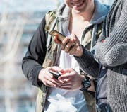 Eine neue App soll junge Leute zwischen 25 und 35 Jahren dazu animieren, sich um ihre Vorsorge zu kümmern. (Bild: Christian Beutler/Keystone)