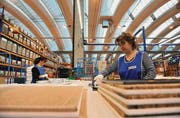 Blick in die Küchenproduktion von Forster in Arbon. Die Division Küchen und Kühlen hat den Betriebsverlust auf 2,5 Millionen gut halbiert. (Archivbild: Susann Basler)