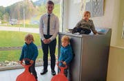 Stefan Kuratli (Lernender Raiffeisenbank Obertoggenburg) mit Julia, Joel und Livio bei der Münzzählmaschine, die auch in diesem Jahr heiss lief. (Bild: PD)