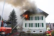 Dieses Haus fing Feuer. (Bild: Kapo SG)