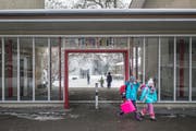 Der Stadtrat hält an der Schliessung des Schulhauses Tschudiwies fest. (Bild: Benjamin Manser)