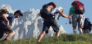 Vor der traumhaften Altmann-Kulisse schleppen Toggenburger SAC-Mitglieder bei der «Hötteträgete» insgesamt sechs Tonnen Material in die Zwingli-Hütte. (Bilder: Urs Huwyler)