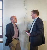 Es war Zufall, ist aber doch ein gutes Symbol für den derzeitigen Zustand der bürgerlichen Allianz in der Stadt: FDP-Fraktionspräsident Roger Dornier (links) und CVP-Stadtparteipräsident Michael Hugentobler diskutieren am Sonntag im Waaghaus vor einem Riss in der Wand. (Bild: Michel Canonica)