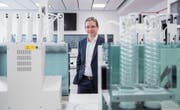 Roger Baumann, Chef der Büchi Labortechnik AG, inmitten von Gerätschaften des Unternehmens. (Bild: Urs Bucher (Flawil, 6. Februar 2018))