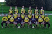 Die Mannschaft, die 2003 letztmals in die 2. Liga aufgestiegen ist, oben, von links Dominik Zurflüh, Philipp Rutz, Daniel Schwyter, Andy Breitenmoser, Fabio Vitto und Daniel Tschopp. Mitte, von links Philippe Gähwiler, Fabian Sutter, Nöbi Frei, Patrick Wissmann, Dario Surano und Thomas Wissmann. Unten, von links Andreas Hasler (Trainer), Rouven Michel, Roman Werren, Marco Scheiwiller, Jürg Römer, Walter Brülisauer und Kurt Büeler (Coach). Es fehlt: Reto Nagel. (Bilder: Beat Lanzendorfer)