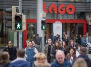 Das Einkaufszentrum Lago in Konstanz lockt Samstag für Samstag Tausende Schweizer an. Im Jahr 2015 kauften Schweizerinnen und Schweizer gemäss einer Studie der Grossbank Credit Suisse für 11 Milliarden Franken im Ausland ein. (Bild: Benjamin Manser (28. März 2015))