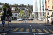 Wegen des Unfalls kam es auf der Geltenwilenstrasse zu Verkehrsbehinderungen. (Bild: Stapo SG)
