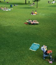 Vereinzelte Badegäste geniessen die Sonne im Freibad Gossau. An Spitzentagen im Juni tummelten sich dagegen über 2200 Gäste auf der Badiwiese. (Bild: Coralie Wenger)